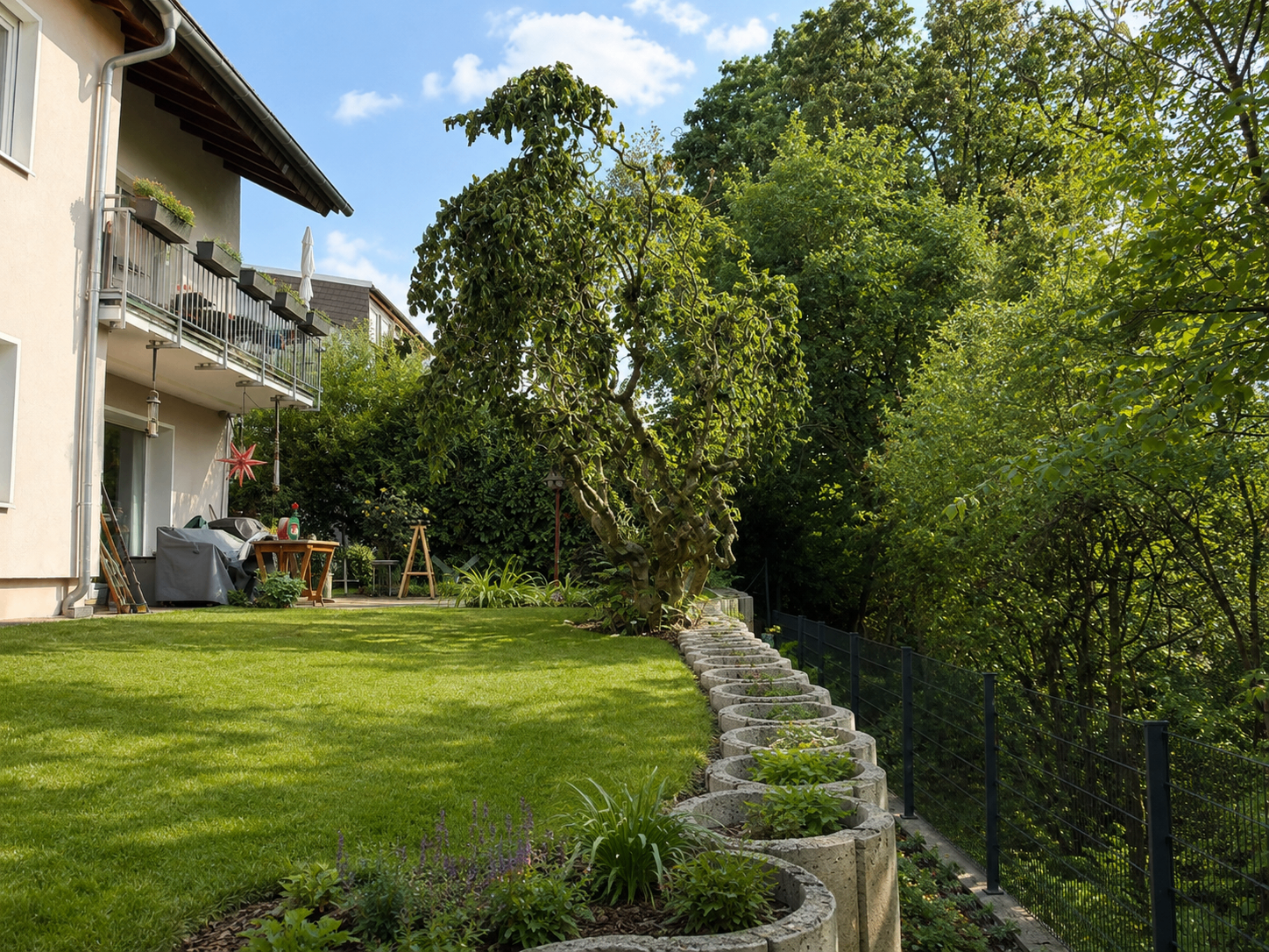 Natursteinweg durch gepflegten Garten