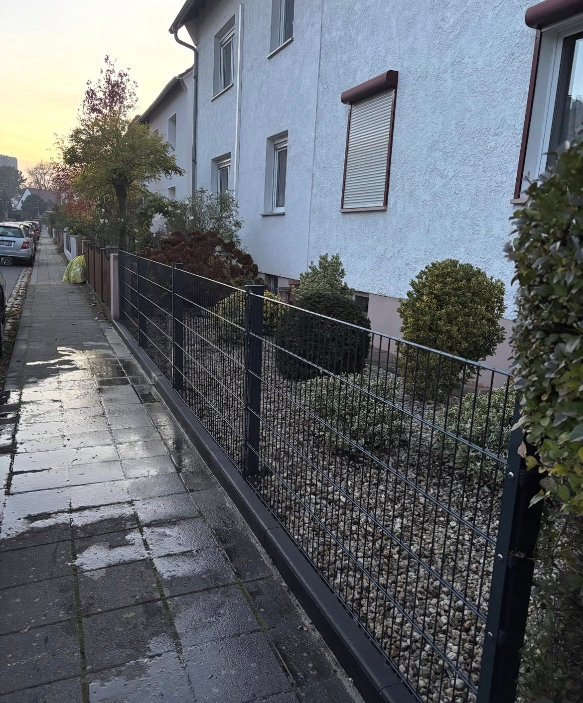 Gepflegter Garten mit Sitzbereich