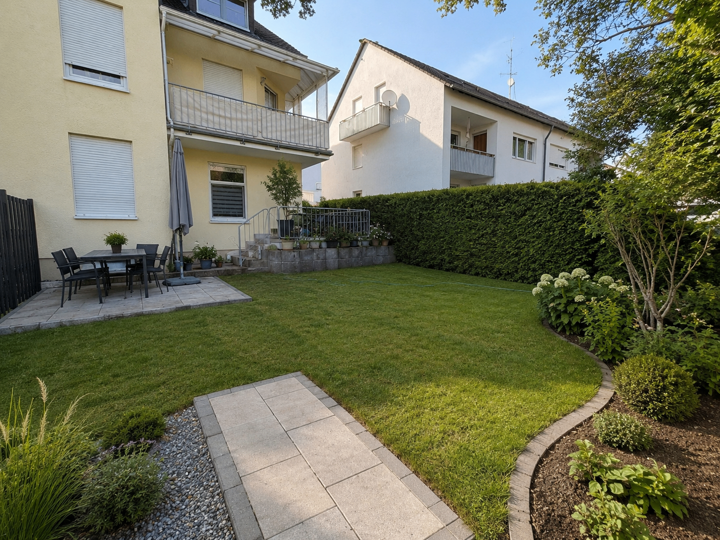 Gepflegter Rasen mit Beeten
