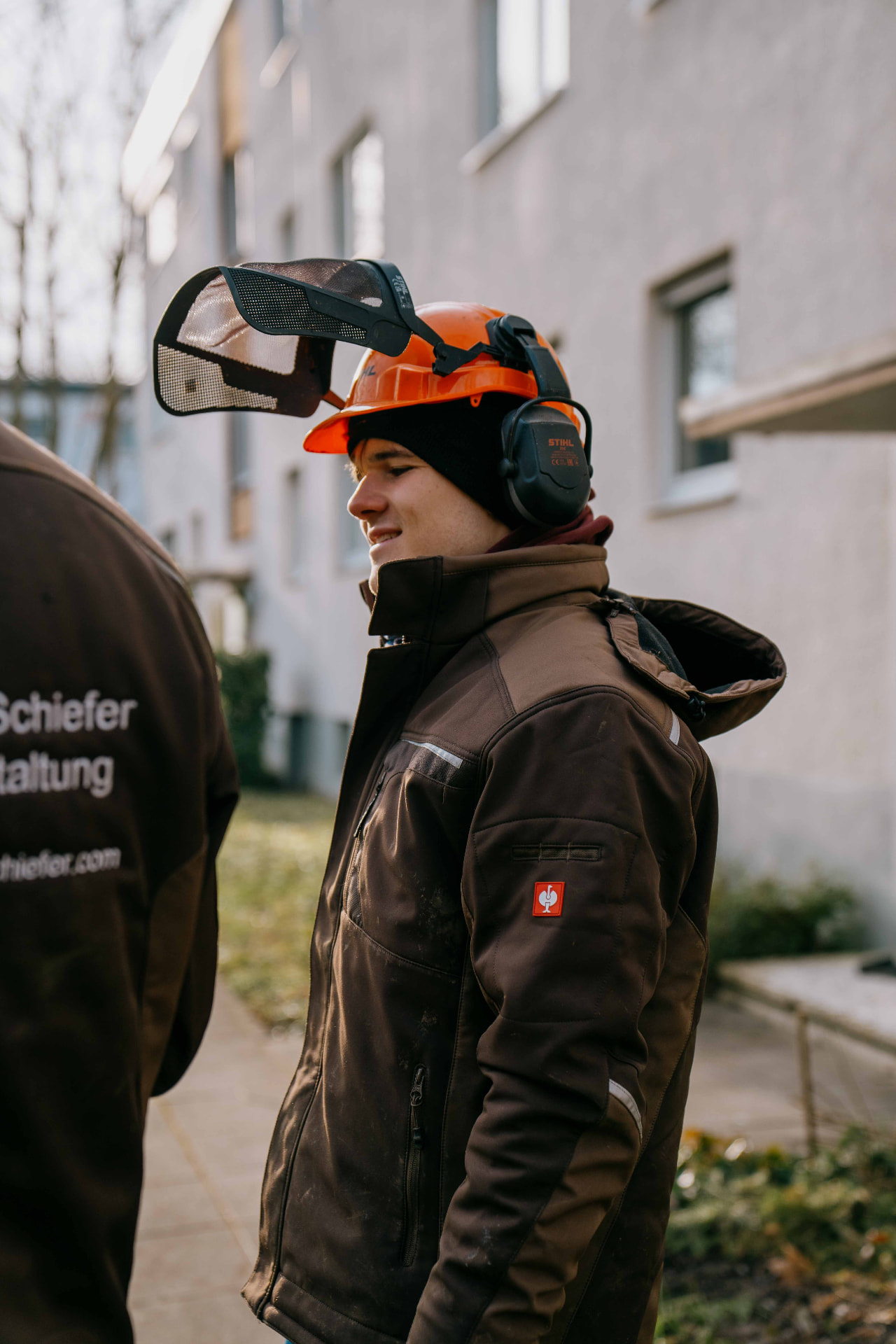 Mitarbeiter von Ludewig & Schiefer mit Schutzhelm, Gesichtsschutz und Gehörschutz